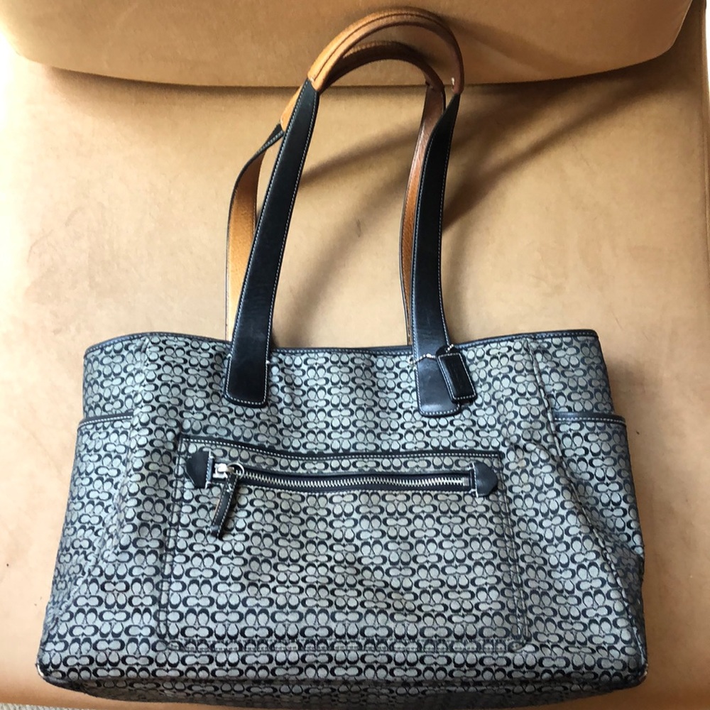 Coach signature C zipper tote in signature canvas